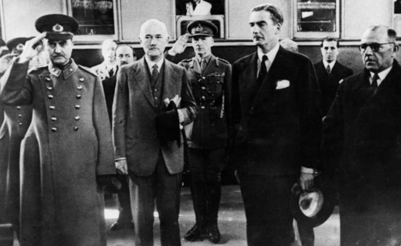 Od 1943 roku ambasadorem Wielkiej Brytanii w Turcji był Hughe Knatchbull-Hugessen (po lewej, trzyma kapelusz) /Domena publiczna /INTERIA.PL/materiały prasowe