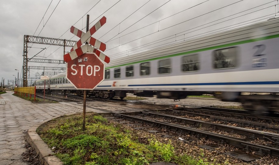 Od 20 maja 2025 r. maszyniści nie muszą już trąbić przed przejazdami z rogatkami lub sygnalizacją świetlną i dźwiękową /Shutterstock