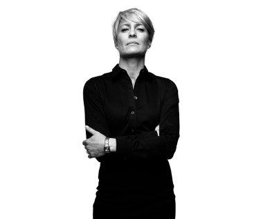 Od 2013 roku Robin Wright oglądamy w serialu Netflixu "House of Cards", w którym wciela się w żonę polityka Franka Unerwooda, granego przez Kevina Spaceya.

Aktorka przyznała, że aby doskonalić swoją serialową postać, nie naśladowała żadnego polityka, tylko obserwowała zachowanie drapieżnych ptaków. 

"Obserwowałam ich odwagę, szlachetność, królewskość. One są inteligentne i bardzo przebiegłe. I rządzą ptasim światem" - przyznała Wright.

 

 