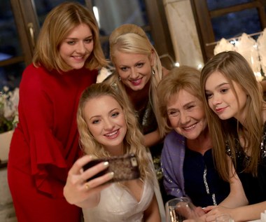 Od 2014 Kurdej-Szatan występuje również w roli Joanny Chodakowskiej (wcześniej Tarnowskiej) w popularnym serialu "M jak miłość". Aktorka doskonale wie, jak przykuć uwagę fanów i jest niezwykle aktywna w mediach społecznościowych. Jej Instagram jest obserwowany przez 1,4 miliona internautów.