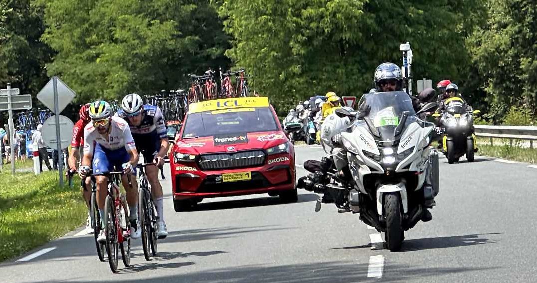 Od 2022 r. dyrektor oraz inni oficjele Tour de France przesiedli się do w pełni elektrycznych Enyaqów. /Marek Wicher    /INTERIA.TV