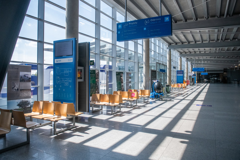 Od 2022 r. opłata terminalowa w Warszawie ma wynieść 450 zł, na pozostałych lotniskach ponad 1 tys. zł /Łukasz Gdak/Polska Press /Getty Images