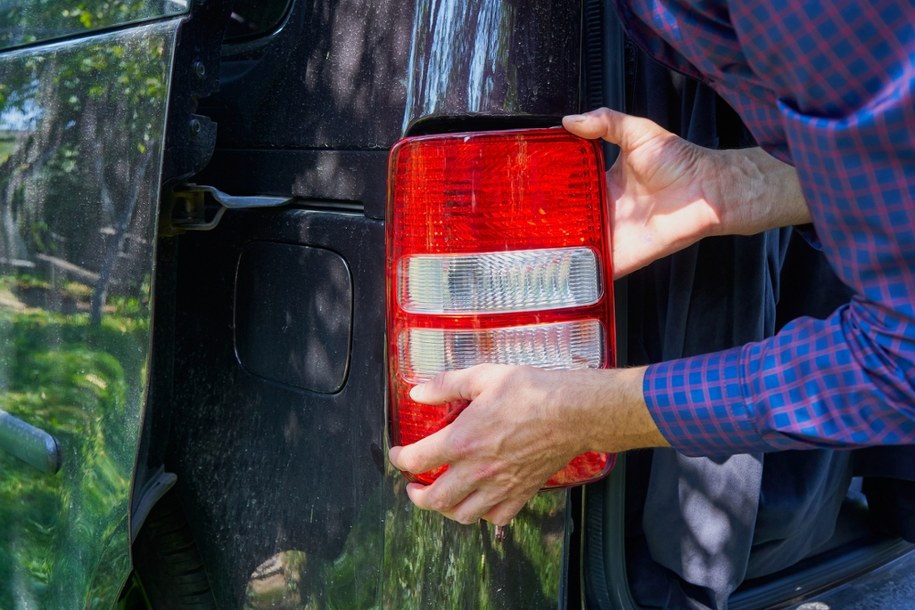 Od 2026 roku legalne będzie montowanie żarówek LED H1 i H4 (retrofitów) w starszych autach /Shutterstock
