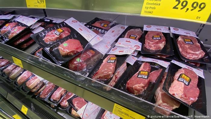 Od 2030 roku dyskont Aldi chce zakazać na swoich półkach sprzedaży mięsa z taniej hodowli /Deutsche Welle