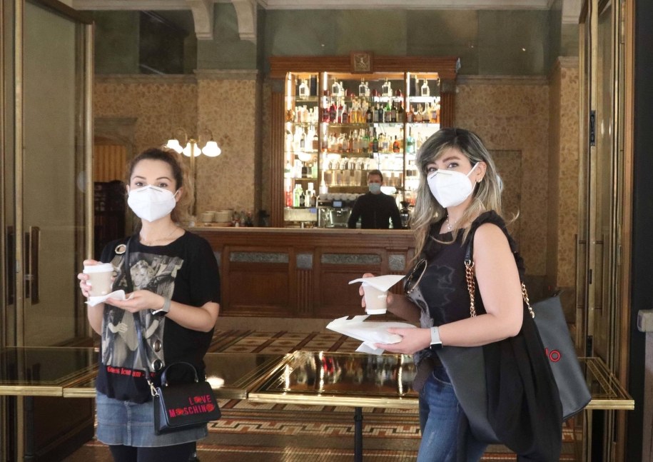 Od 24 lipca obowiązkowe zakrywanie twarzy w sklepach w Anglii / 	Marmorino Clemente/Eyepix/ABACA /PAP/Abaca