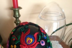 Od 25 lat zbiera pisanki. Ma ich już prawie 3 tysiące i ciągle kupuje kolejne