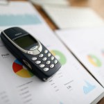 Od cegły za 4000 dolarów do rewolucji iPhone'a. Jak zmieniały się smartfony