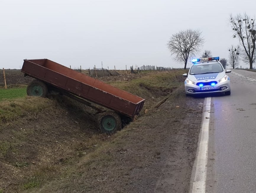 Od ciągnika oderwała się przyczepa /Policja
