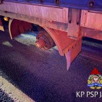 Od ciężarówki oderwało się koło i siało zniszczenie na drodze