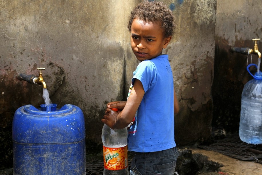 Od czasu nasilenia się walk w Jemenie przed blisko dwoma tygodniami co najmniej 74 dzieci zginęło, a 44 odniosło obrażenia /YAHYA ARHAB /PAP/EPA