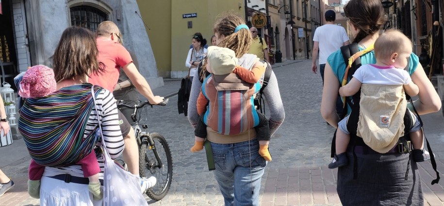 Od dziś wnioski o "500 plus" i "Dobry start" można składać drogą "tradycyjną"