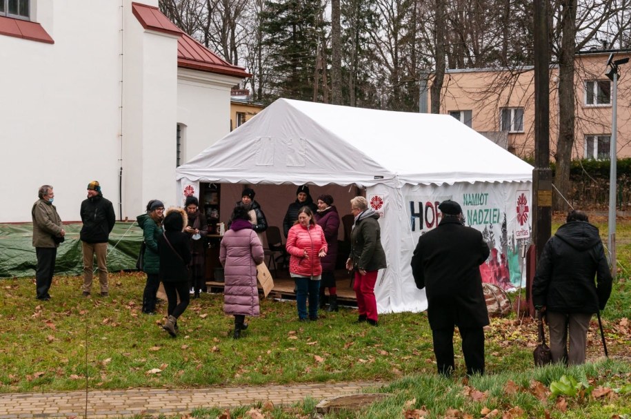 Od dyżurujących w namiotach wolontariuszy mogę je odbierać mieszkańcy, którzy w swojej najbliższej okolicy spotykają migrantów i chcą do nich wyciągnąć pomocną dłoń. /Tomasz Kamiński /