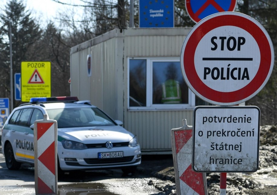 Od dziś ozdrowieńcy nie muszą przedstawiać negatywnego wyniku testu na Covid-19 przy przekraczaniu polsko-czeskiej i polsko-słowackiej granicy /Darek Delmanowicz /PAP