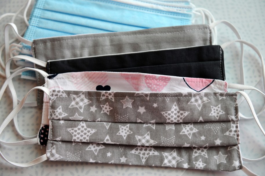 Od dziś w Polsce obowiązuje nakaz zakrywania ust i nosa / 	Darek Delmanowicz    /PAP