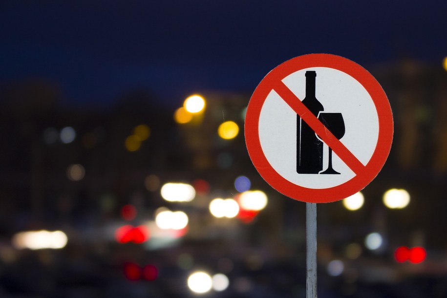 Od dziś w Warszawie obowiązuje nocna prohibicja /Shutterstock
