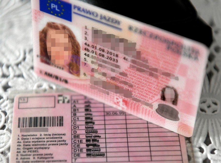 Od dziś zaczyna obowiązywać tzw. pakiet deregulacyjny, dotyczący prawa jazdy, co w praktyczne oznacza brak obowiązku jego posiadania przy sobie w tradycyjnej lub elektronicznej formie. Podczas kontroli drogowej wystarczy, że podamy policjantowi swoje dane osobowe, które ten sprawdzi w bazach danych