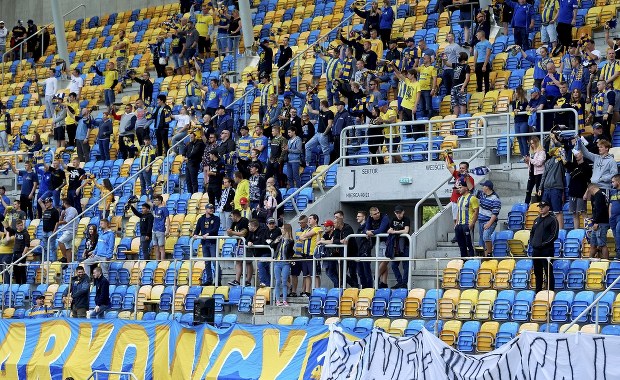 Od dzisiaj mniejszy dystans i więcej kibiców na stadionach. Rząd łagodzi restrykcje