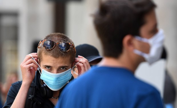 Od dzisiaj nosimy maseczki również na ulicy: Cała Polska w strefie żółtej