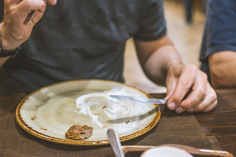 Od fast foodów lepsze są spożywane w spokoju posiłki /123RF/PICSEL