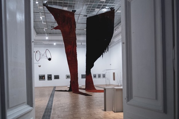 Od godziny 12.00 w poniedziałek w Narodowej Galerii Sztuki Zachęta w Warszawie będzie można zobaczyć spektakularną wystawę „Rzeźba w poszukiwaniu miejsca” /Monika Stolarska /