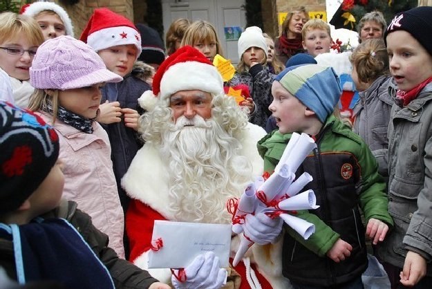 Od kilka lat świętych Mikołajów poszukują także centra handlowe /AFP