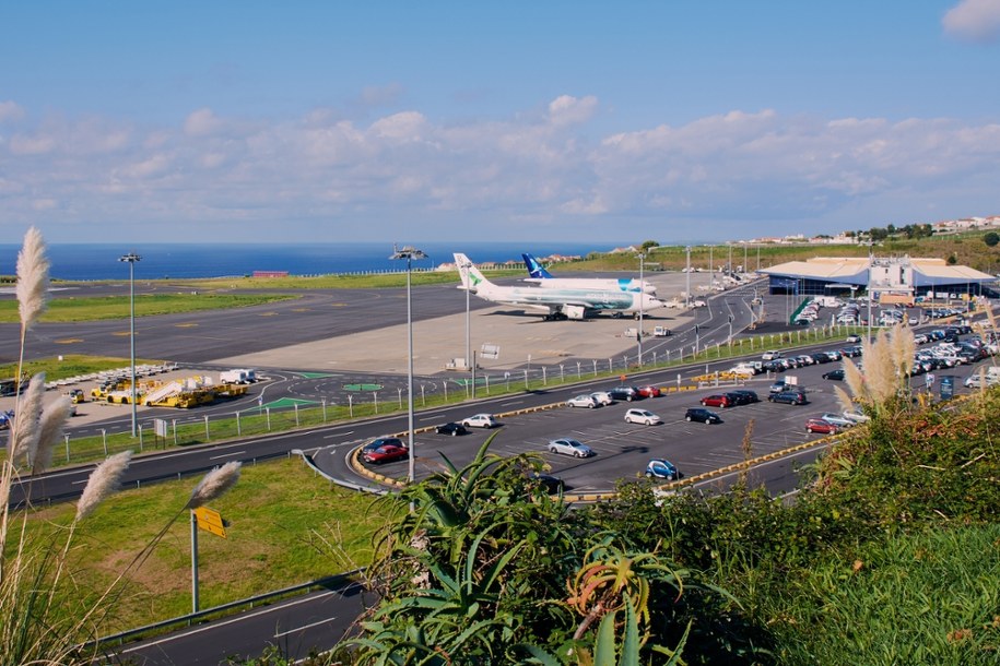 Od kilku dni główne lotnisko Azorów w Ponta Delgada na wyspie Sao Miguel zmaga się z poważnym kryzysem /Shutterstock