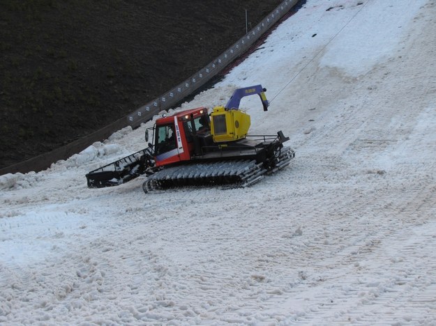 Od kilku dni na wiślański obiekt śnieg był przywożony z Podhala /Marcin Buczek /RMF FM