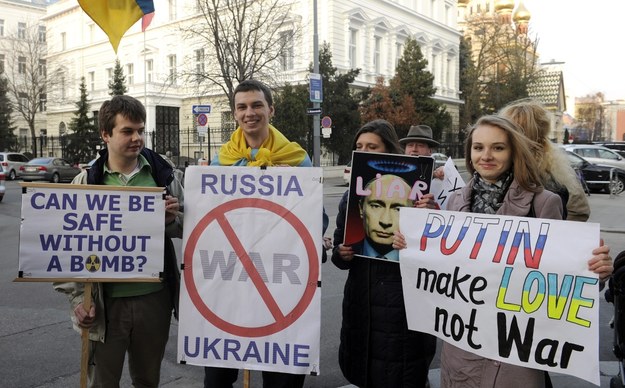 Od kilku dni w europejskich miastach trwają demonstracje przeciwko obecności rosyjskich wojsk na Ukrainie. Na zdjęciu: manifestacja przed ambasadą Rosji w Wiedniu /HERBERT PFARRHOFER /PAP/EPA