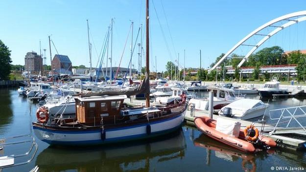 Od kilku lat rośnie zainteresowanie Niemców urlopem na tzw. houseboat'ach - łodziach mieszkalnych /Deutsche Welle