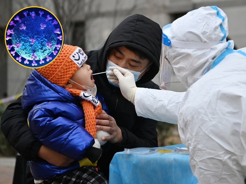 Od kilku tygodni w Chinach znów rośnie liczba osób chorujących na Covid-19 /East News