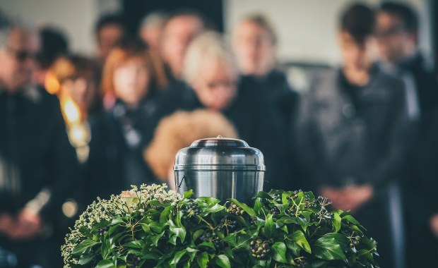 Od kurhanów po wystrzelenie prochów w formie fajerwerków. Formy pochówku na przestrzeni wieków