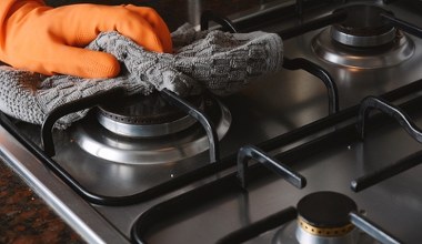 Od lat czyszczę w ten sposób ruszt kuchenki bez szorowania. Jest lśniący, wygląda jak nowy