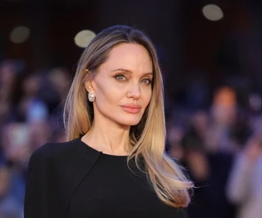 Od lat zachwyca na ekranie. Mało kto wie, że... potrafi latać samolotami!