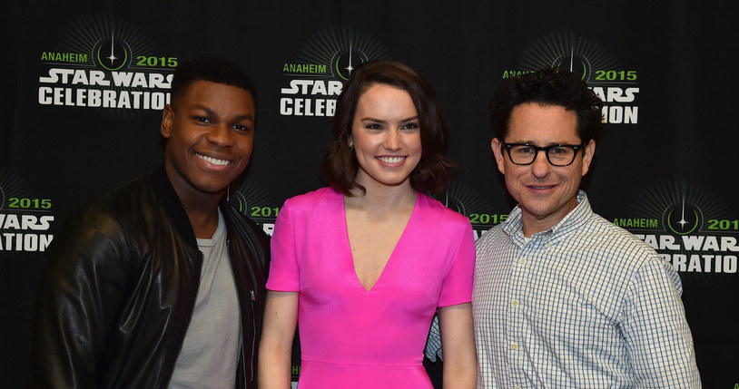 Od lewej: aktorzy John Boyega i Daisy Ridley oraz J.J. Abrams, reżyser "Przebudzenia mocy" /Alberto E. Rodriguez /Getty Images