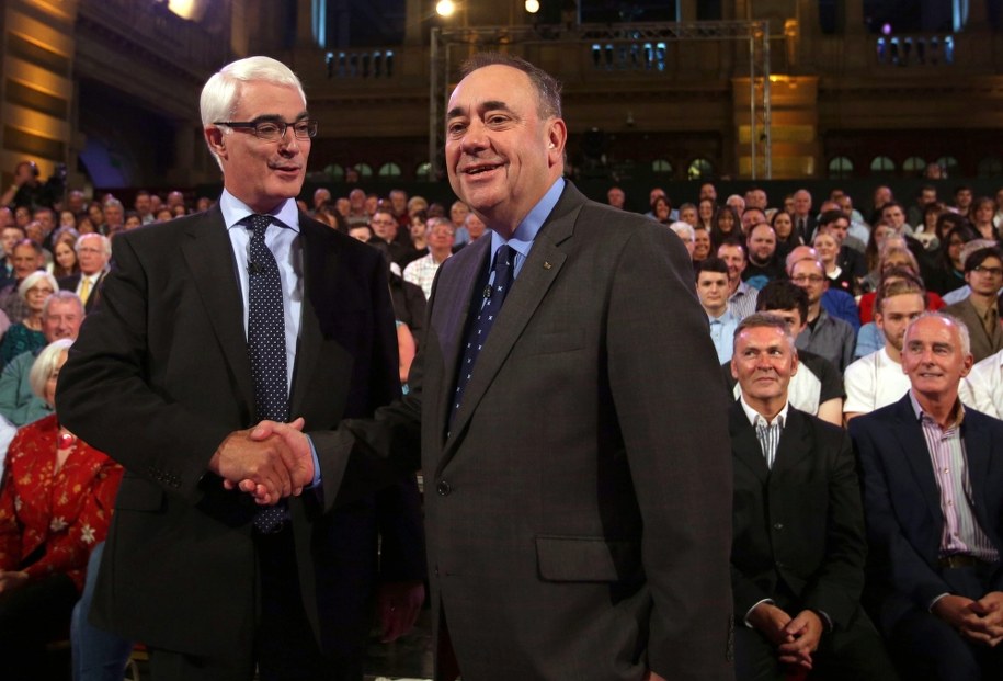 Od lewej: Alistair Darling i  Alex Salmond /DAVID CHESKIN / PA WIRE /PAP/EPA