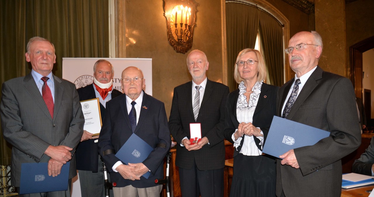 Od lewej: Andrzej Szkaradek, Jan Franciszek Potocki (bratanek Pelagii Potockiej), Zbigniew Paliwoda, Stanisław Handzlik, Małgorzata Janiec, Tadeusz Kowalczyk /Fot. Andrzej Stawiarski /INTERIA.PL