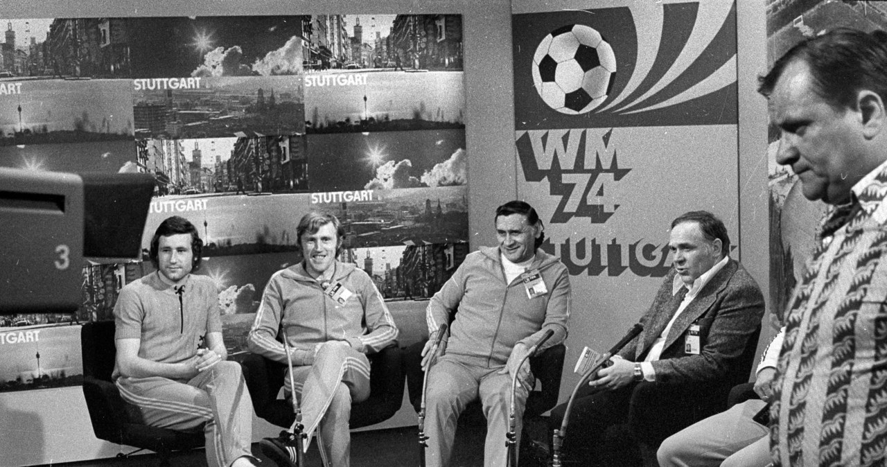 Od lewej: Antoni Szymanowski, Jacek Gmoch, Kazimierz Gorski oraz komentatorzy sportowi Jan Ciszewski i Ryszard Dyja /Tomasz Prażmowski  /Agencja FORUM