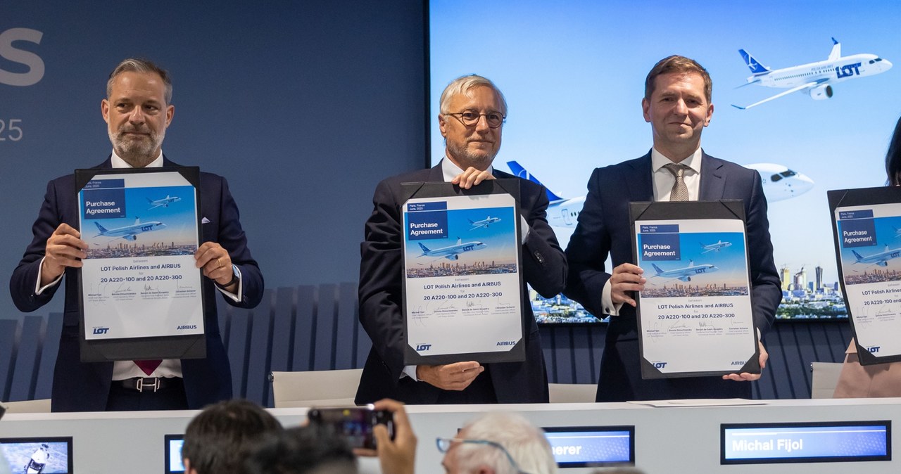 Od lewej: Benoit de Saint-Exupery i Christian Scherer z Airbusa i prezes PLL LOT Michał Fijoł z podpisaną umową na dostawy regionalnych odrzutowców dla LOT-u /EPA / CHRISTOPHE PETIT TESSON /PAP