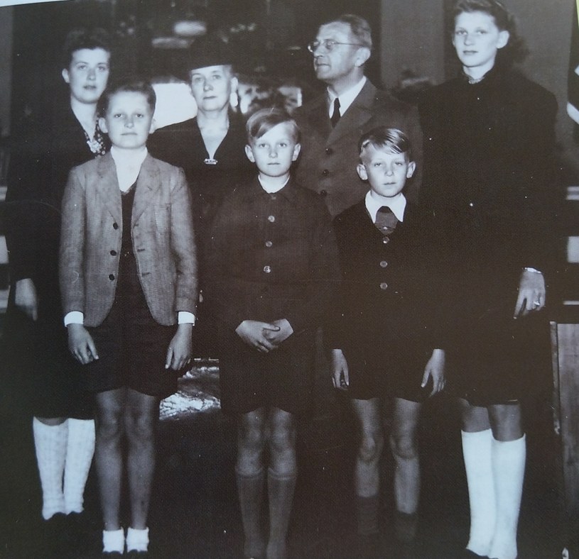 Od lewej córka Ines, syn Heinrich, żona Ruth, syn Ludolf, Bach-Zelewski, syn Eberhardt i córka Ines. To musi być 1950-1951 rok. Prawdopodobnie już w Eckersmuehlen /archiwum prywatne