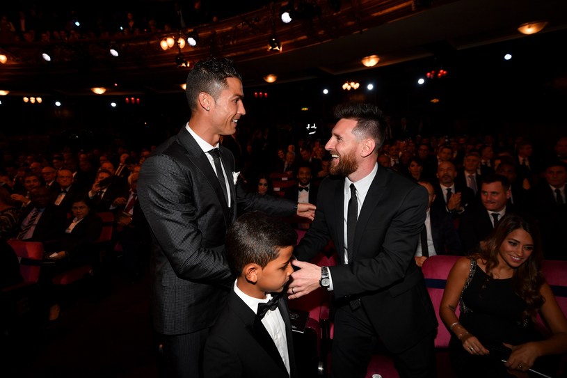 Od lewej: Cristiano Ronaldo z synkiem i Lionel Messi /AFP