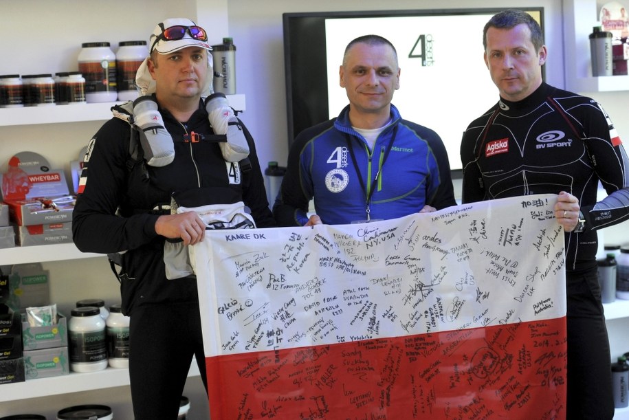 Od lewej: Daniel Lewczuk, Marek Wikiera i Marcin Żuk podczas konferencji prasowej projektu 4Deserts.PL w Warszawie /Bartłomiej Zborowski /PAP