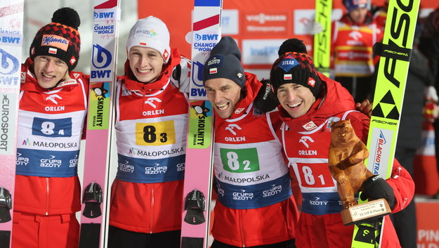 Od lewej: Dawid Kubacki, Paweł Wąsek, Piotr Żyła i Kamil Stoch cieszący się z 2. miejsca w konkursie drużynowym w Zakopanem / 	Grzegorz Momot    /PAP