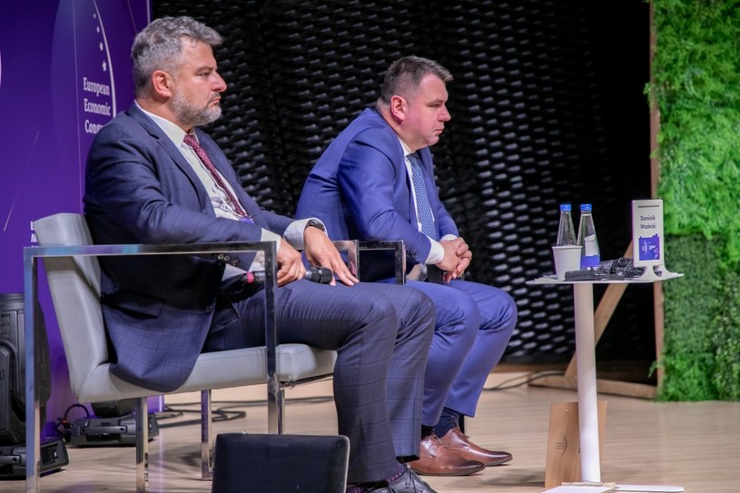 De izquierda a derecha: Dominik Wadecki, presidente de Energa y Pawe Szczeszek, presidente de Enea / Foto Irenenus Rick / INTERIA.PL