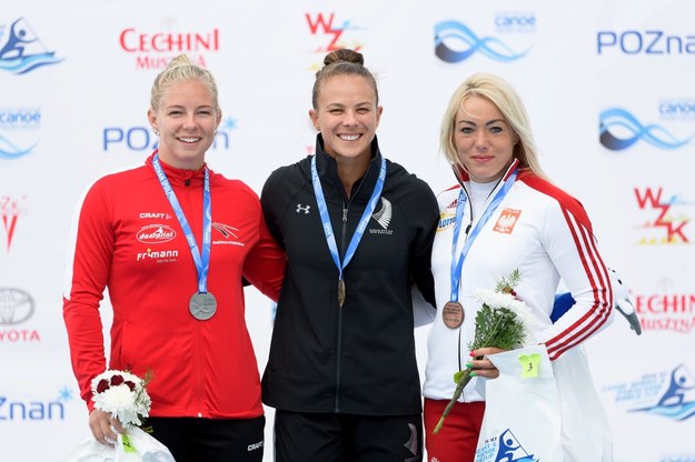 Od lewej: Dunka Emma Aastrand Jorgensen (2. miejsce), Nowozelandka Lisa Carrington (1.) i Polka Marta Walczykiewicz (3.) /Jakub Kaczmarczyk /PAP