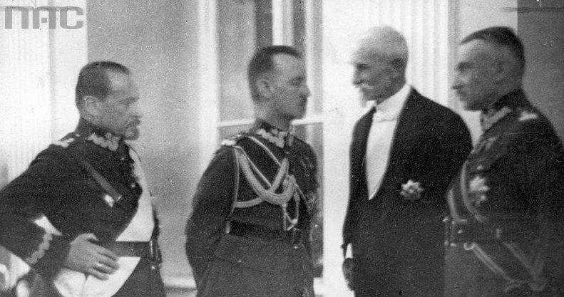 Od lewej: generał Józef Haller, generał Władysław Sikorski, prezydent RP Stanisław Wojciechowski i generał Stanisław Haller (marzec 1925 r.) /Z archiwum Narodowego Archiwum Cyfrowego