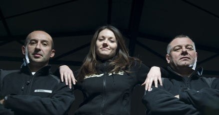 Od lewej Grzegorz Simon (mechanik), Iza Szgwarczyk, Grzegorz Baran (kierowca) /materiały prasowe