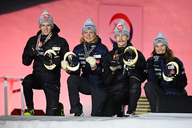 Od lewej do prawej: Holver Eckner Granerud, Maran Lundby, Robert Johansson i Sylze Offset.  W poniedziałek byli zachwyceni zdobyciem srebrnych medali na Mix / AFP