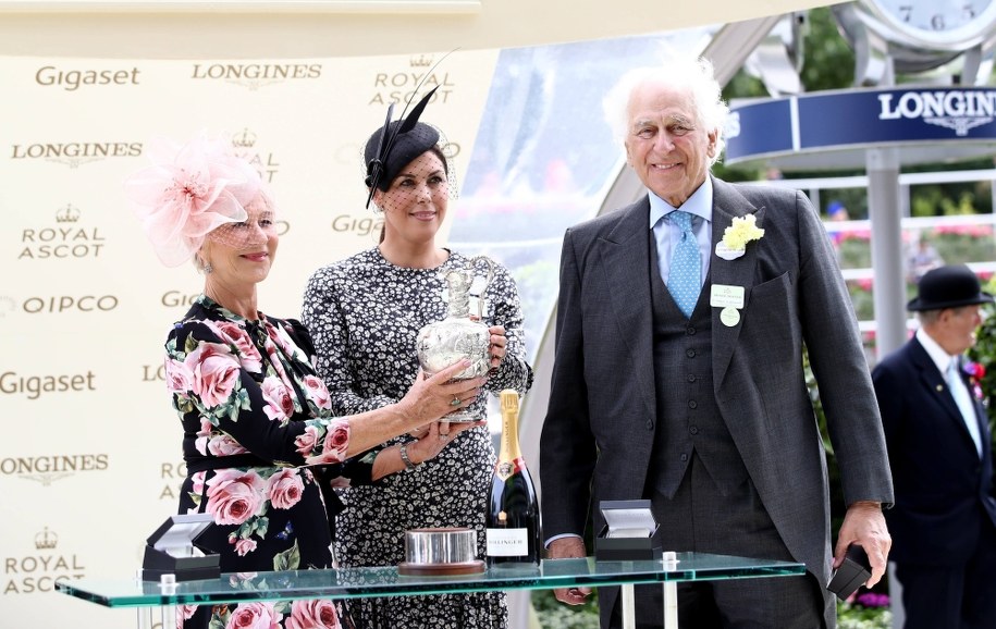 Od lewej: Helen Mirren, Jessica De Rothschild oraz Sir Evelyn De Rothschild na torze wyścigowym. Zdjęcie z 2018 roku. /John Walton    /PAP/EPA