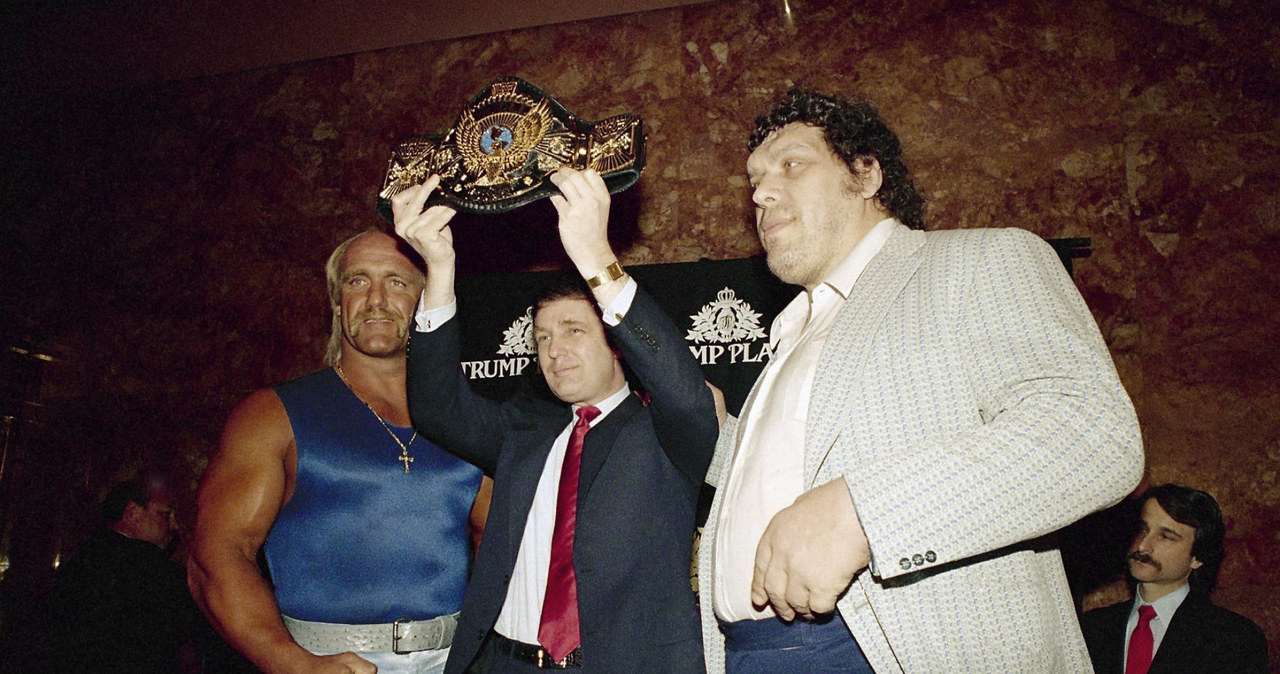 Od lewej: Hulk Hogan, Donald Trump z pasem federacji zapaśniczej i Andre the Giant /East News