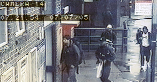 Od lewej: Hussain, Lindsay (ciemna czapka), Sidique Khan i Tanweer wchodzą na stację w Luton /AFP
